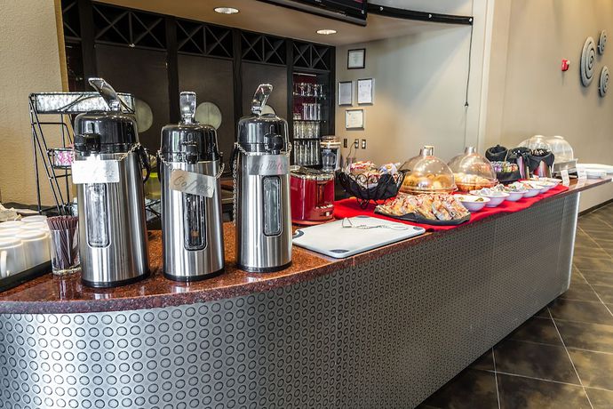 Imagen del bar/restaurante del Hotel Spark by Hilton Artesia. Foto 3