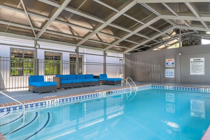 Imagen de la piscina del Hotel Spark by Hilton Atlanta Cumberland Ballpark. Foto 19