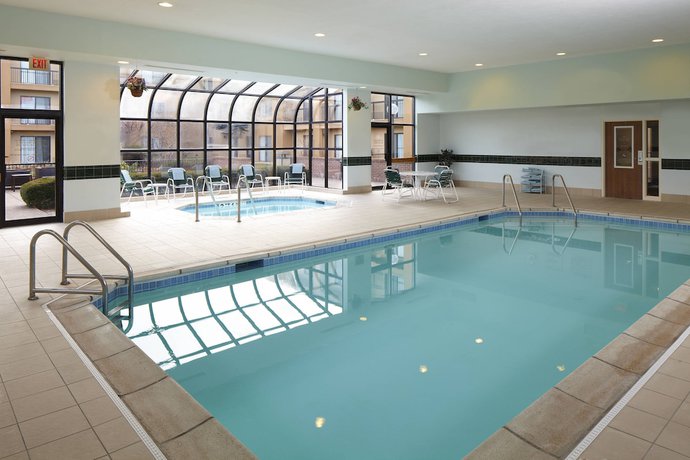 Imagen de la piscina del Hotel Spark by Hilton Bettendorf Quad Cities. Foto 13