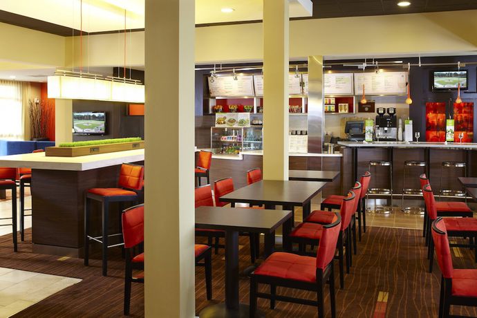 Imagen del bar/restaurante del Hotel Spark by Hilton Bettendorf Quad Cities. Foto 4