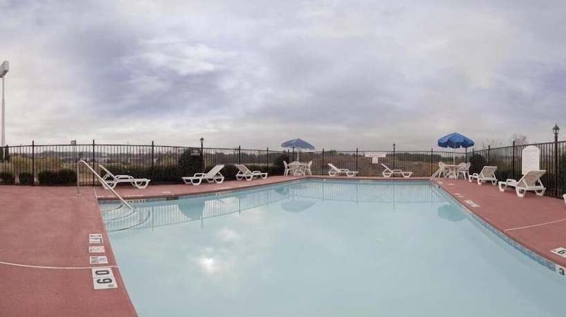 Imagen de la piscina del Hotel Spark by Hilton Calhoun. Foto 13