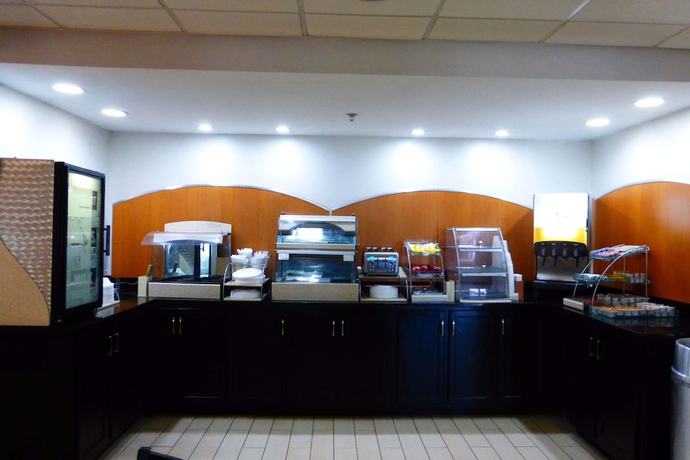 Imagen del bar/restaurante del Hotel Spark by Hilton Calhoun. Foto 2