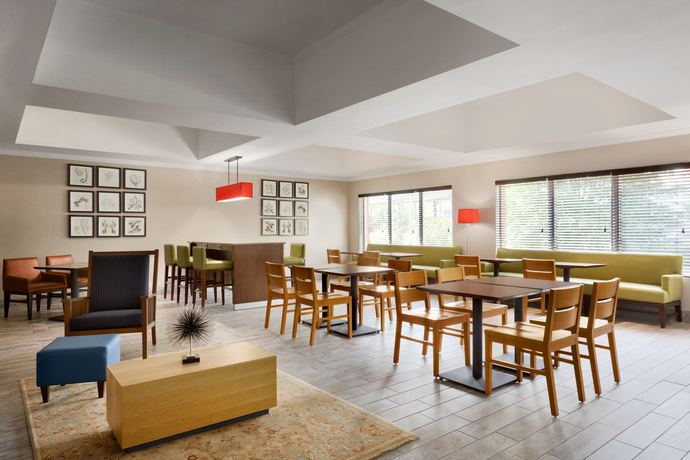 Imagen del bar/restaurante del Hotel Spark by Hilton Commerce, GA. Foto 2