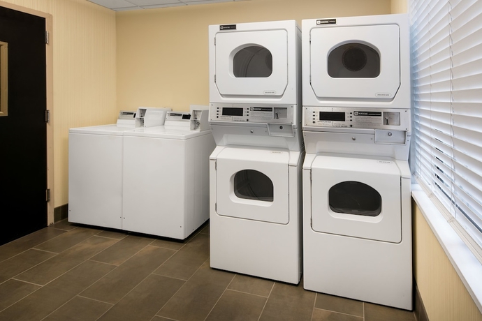 Imagen de los interiores del Hotel Spark by Hilton Denver International Airport. Foto 19