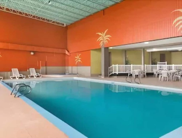 Imagen de la piscina del Hotel Spark by Hilton Edmundston. Foto 17