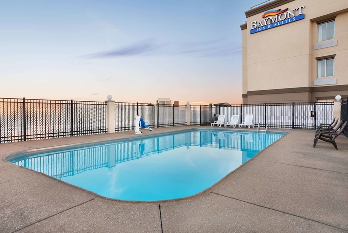 Imagen de la piscina del Hotel Spark by Hilton Evansville East, IN. Foto 16