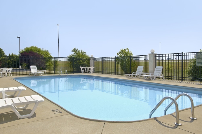 Imagen de la piscina del Hotel Spark by Hilton Evansville East, IN. Foto 17