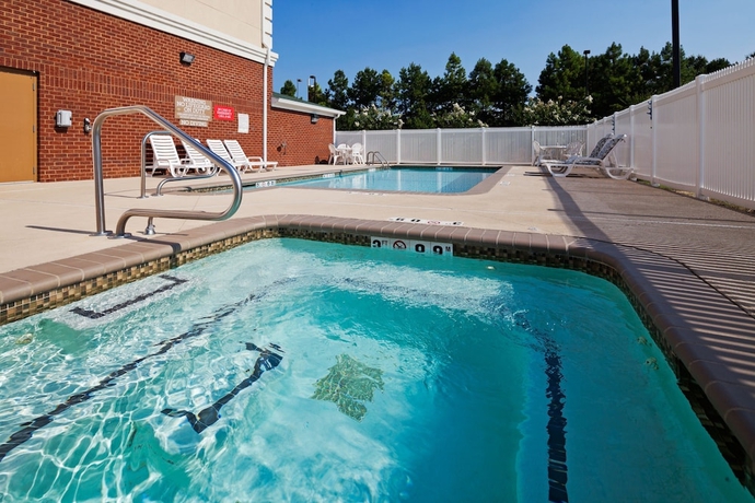Imagen de la piscina del Hotel Spark by Hilton Homewood Birmingham. Foto 19