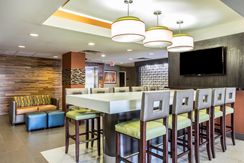 Imagen del bar/restaurante del Hotel Spark by Hilton Kannapolis. Foto 2