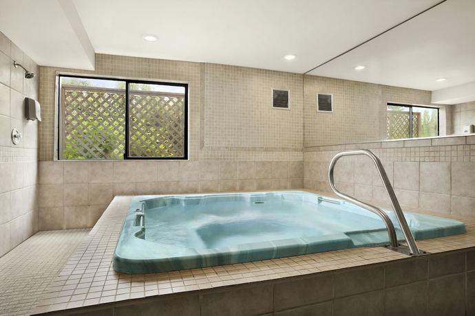 Imagen de la piscina del Hotel Spark by Hilton Kent Seattle. Foto 15