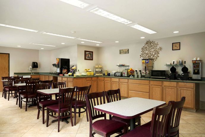 Imagen del bar/restaurante del Hotel Spark by Hilton Kent Seattle. Foto 2