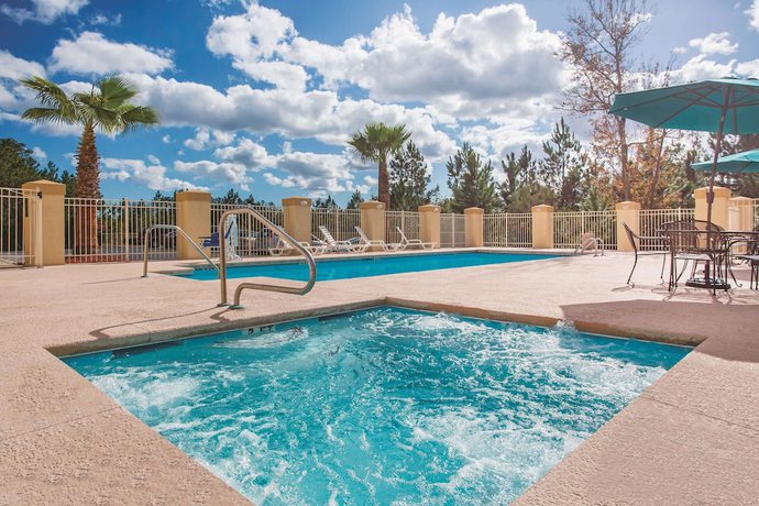 Imagen de la piscina del Hotel Spark by Hilton Kingsland. Foto 18