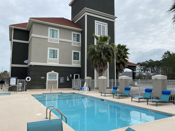 Imagen de la piscina del Hotel Spark by Hilton Kingsland. Foto 19