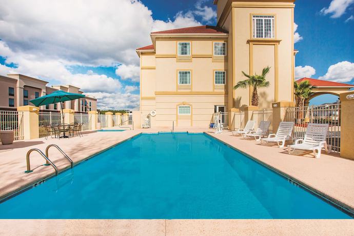 Imagen de la piscina del Hotel Spark by Hilton Kingsland. Foto 20