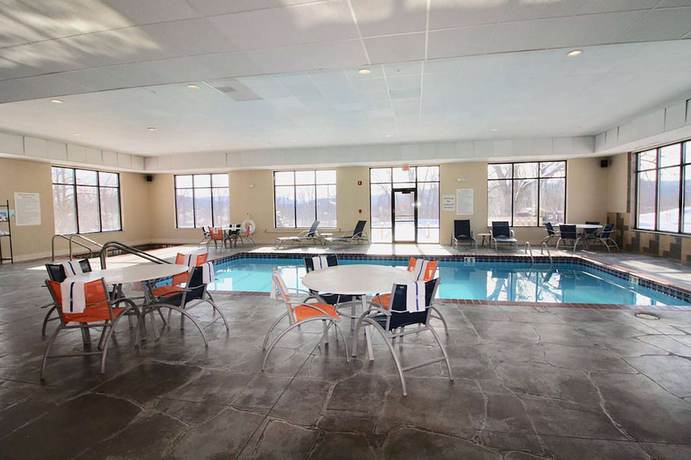 Imagen de la piscina del Hotel Spark by Hilton La Crosse Onalaska. Foto 12