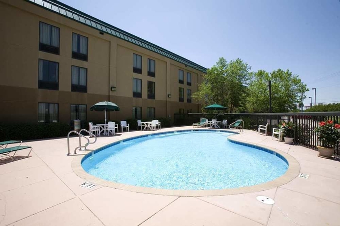 Imagen de la piscina del Hotel Spark by Hilton Lafayette. Foto 11