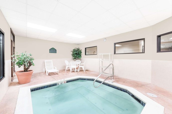 Imagen de la piscina del Hotel Spark by Hilton Lancaster Dutch Country. Foto 18
