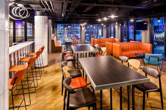 Imagen del bar/restaurante del Hotel Spark by Hilton London Romford. Foto 3
