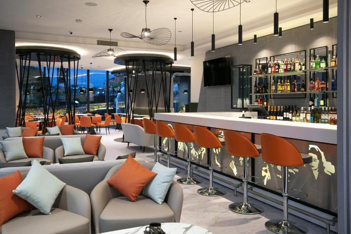 Imagen del bar/restaurante del Hotel Spark by Hilton Luton. Foto 4