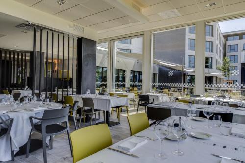 Imagen del bar/restaurante del Hotel Spark by Hilton Lyon Eurexpo. Foto 5