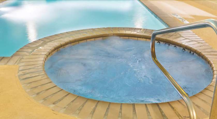 Imagen de la piscina del Hotel Spark by Hilton Missouri City Sugar Land. Foto 19