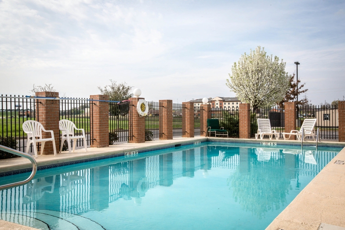 Imagen de la piscina del Hotel Spark by Hilton Montgomery EastChase. Foto 16