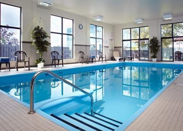 Imagen de la piscina del Hotel Spark by Hilton Montreal Brossard. Foto 19