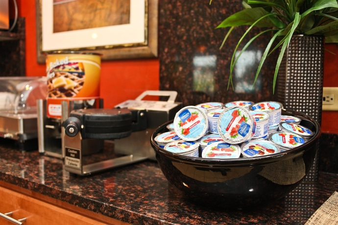 Imagen del bar/restaurante del Hotel Spark by Hilton Oak Forest. Foto 1