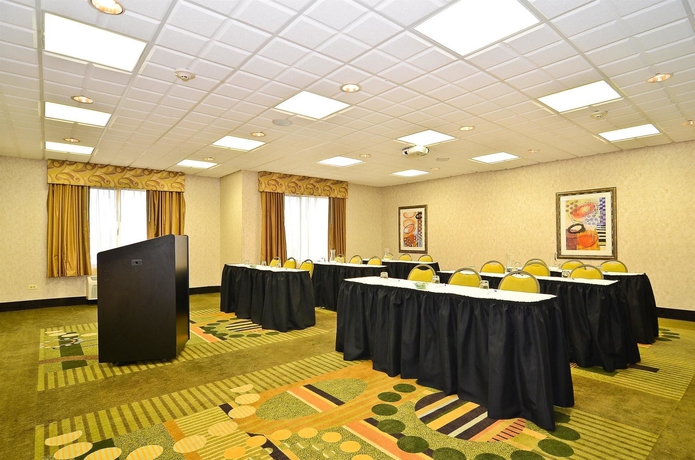 Imagen de los interiores del Hotel Spark by Hilton Oak Forest. Foto 14