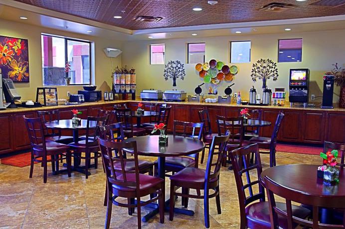 Imagen del bar/restaurante del Hotel Spark by Hilton Phoenix East Mesa. Foto 4