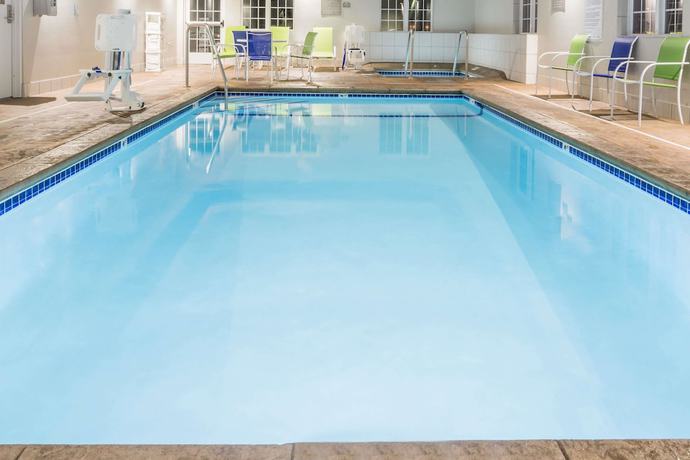 Imagen de la piscina del Hotel Spark by Hilton Rochester South. Foto 19