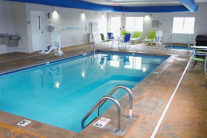 Imagen de la piscina del Hotel Spark by Hilton Rochester South. Foto 20