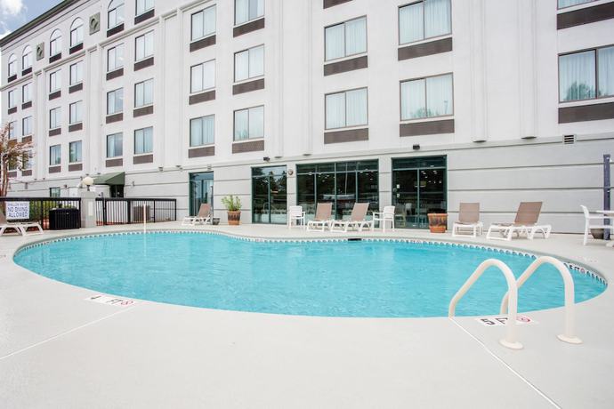 Imagen de la piscina del Hotel Spark by Hilton Rock Hill. Foto 11