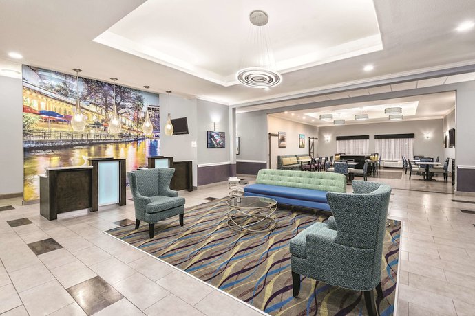 Imagen de los interiores del Hotel Spark by Hilton San Antonio Dominion. Foto 19