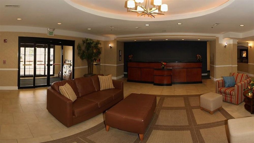 Imagen de los interiores del Hotel Spark by Hilton Savannah Airport. Foto 13