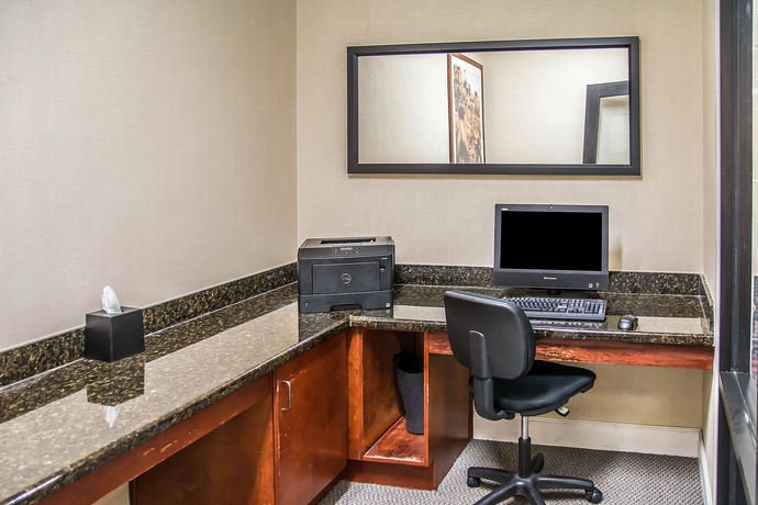 Imagen de los interiores del Hotel Spark by Hilton Savannah Airport. Foto 14