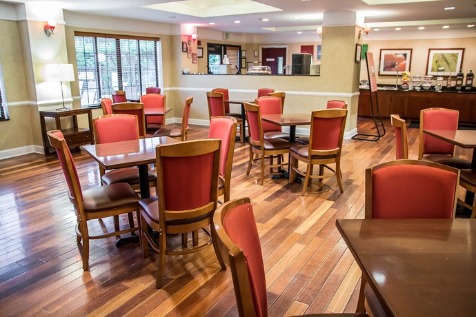 Imagen del bar/restaurante del Hotel Spark by Hilton Savannah Airport. Foto 3