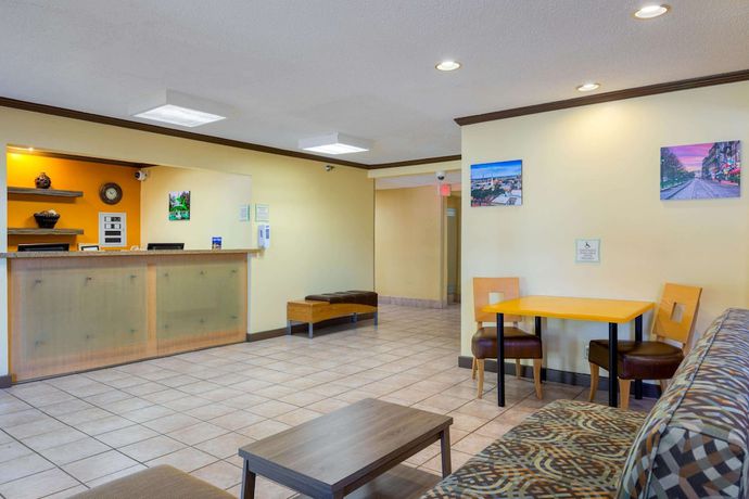 Imagen de los interiores del Hotel Spark by Hilton Savannah Midtown. Foto 19