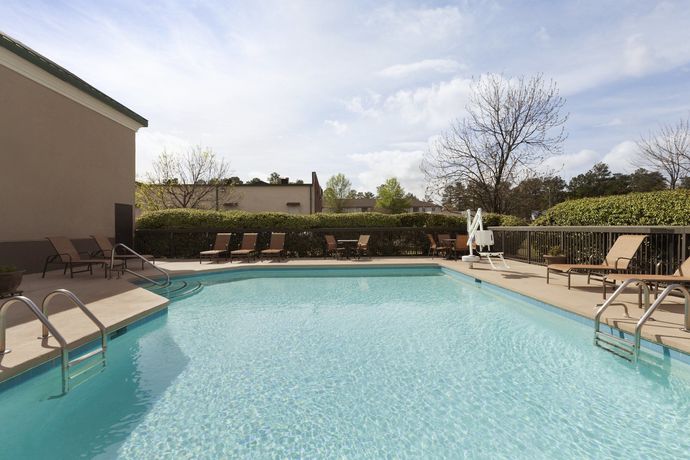 Imagen de la piscina del Hotel Spark by Hilton Spring Lake Fayetteville. Foto 15