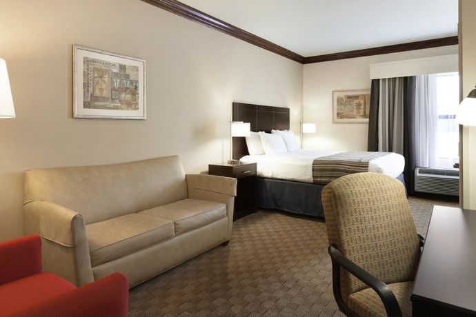 Imagen de la piscina del Hotel Spark by Hilton Spring Lake Fayetteville. Foto 16