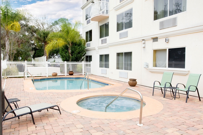Imagen de la piscina del Hotel Spark by Hilton St. Augustine Historic District. Foto 16