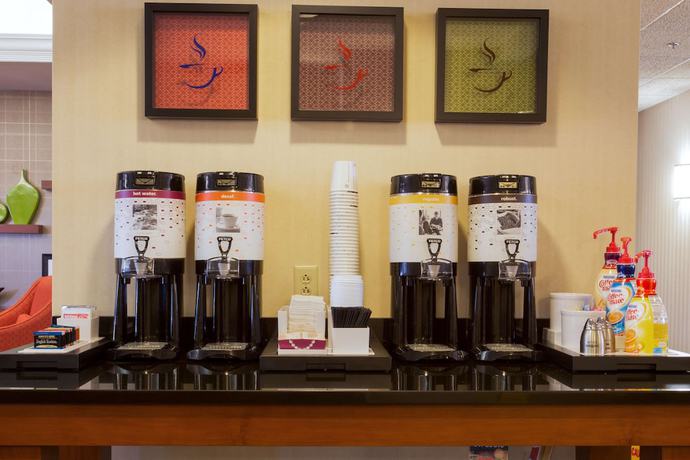 Imagen del bar/restaurante del Hotel Spark by Hilton St. Louis Southwest. Foto 1