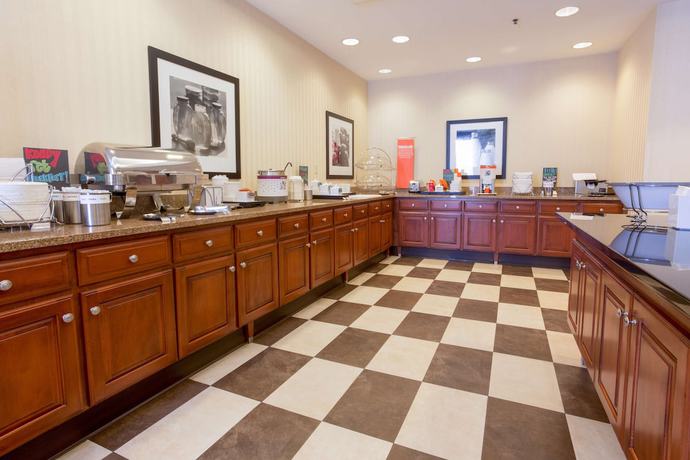 Imagen del bar/restaurante del Hotel Spark by Hilton St. Louis Southwest. Foto 2