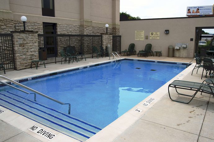 Imagen de la piscina del Hotel Spark by Hilton St. Louis Southwest. Foto 19