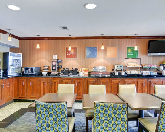 Imagen del bar/restaurante del Hotel Spark by Hilton Sterling Dulles Airport. Foto 4