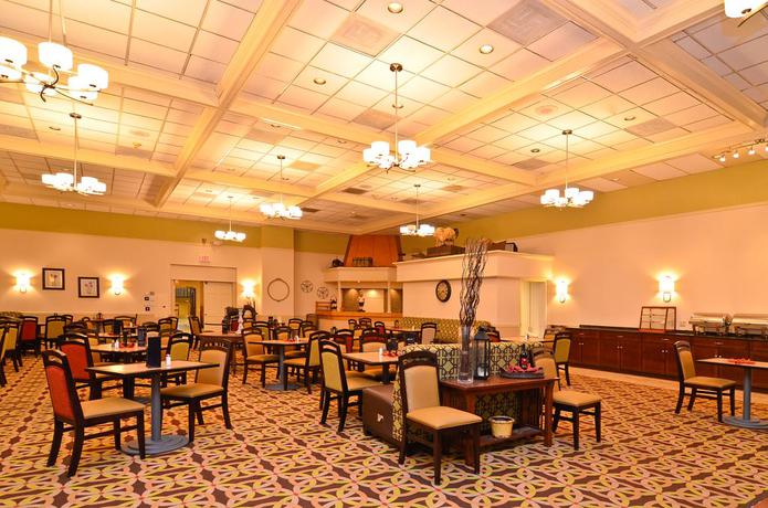 Imagen del bar/restaurante del Hotel Spark by Hilton Watertown. Foto 2