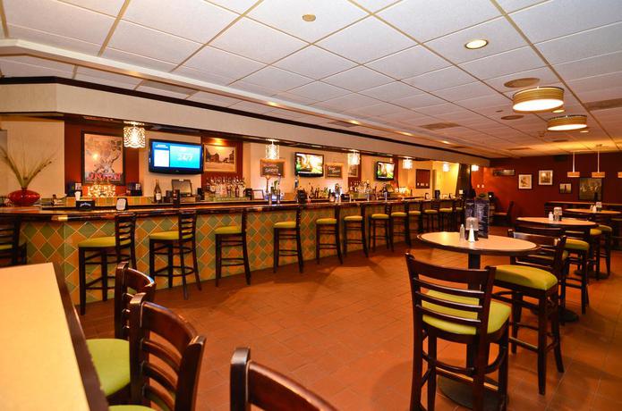 Imagen del bar/restaurante del Hotel Spark by Hilton Watertown. Foto 3