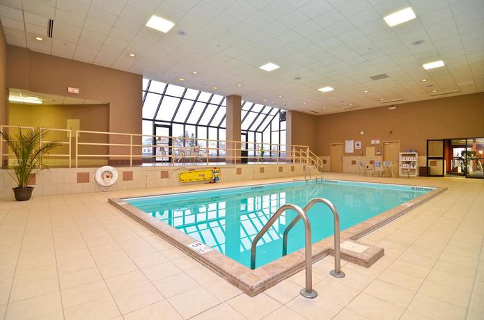 Imagen de la piscina del Hotel Spark by Hilton Watertown. Foto 8