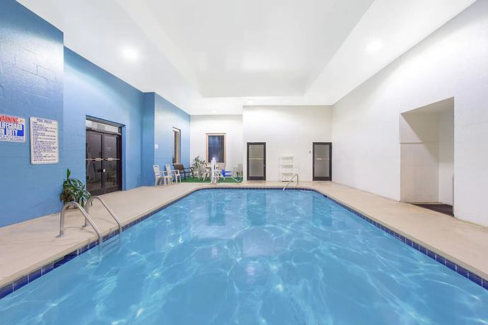 Imagen de la piscina del Hotel Spark by Hilton Winston-Salem University. Foto 15