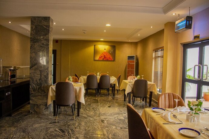 Imagen del bar/restaurante del Hotel Sparklyns And Suites. Foto 7